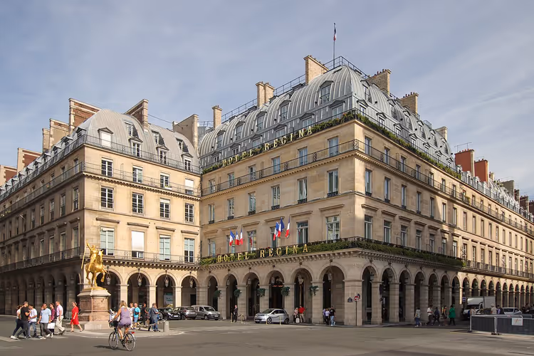 Fassade des Hotels Regina an der Place des Pyramides in Paris