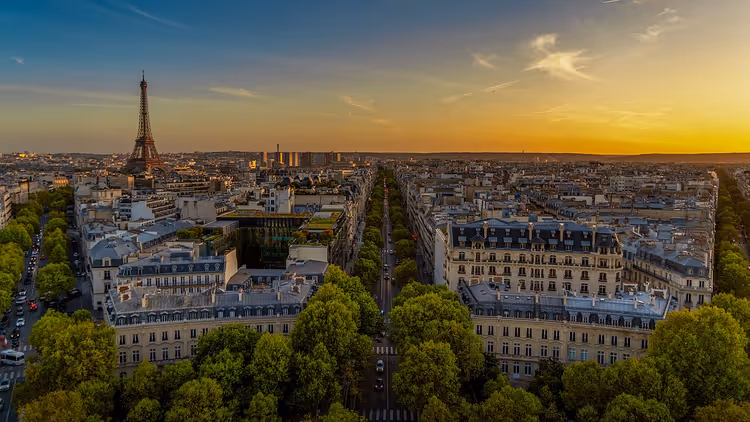Panorama von Paris mit dem Eiffelturm bei Sonnenuntergang