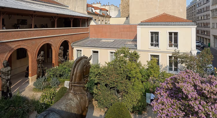 Bronz at heykeliyle Bourdelle Müzesi'nin avlu bahçesi
