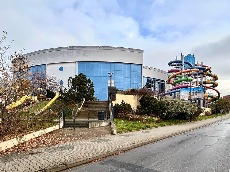 Bâtiment du parc aquatique avec des toboggans colorés à l'extérieur