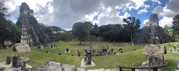 Guatemala'daki Tikal'de iki Maya piramidi