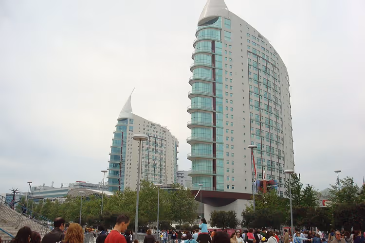 Moderne Uferpromenade im Parque das Nações in Lissabon