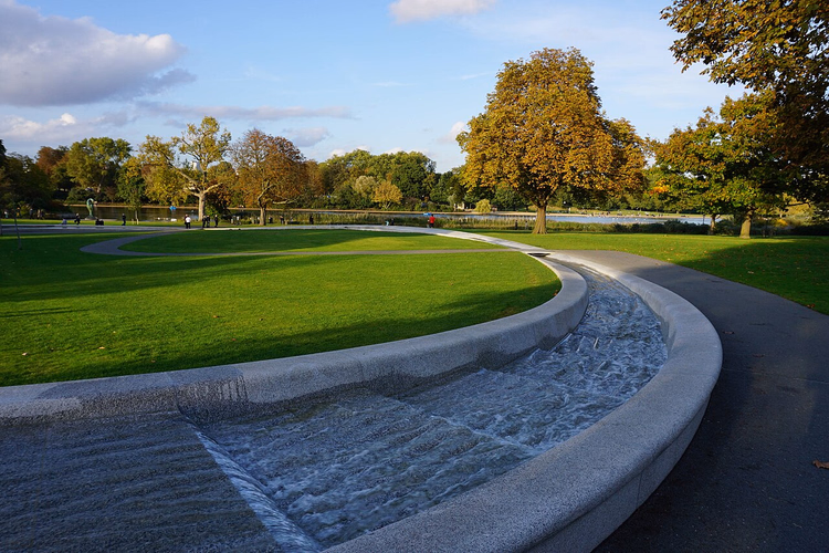 Hyde Park'taki Prenses Diana Anı Çeşmesi'nin granit çağlayanı