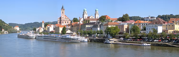 Panorama van het oude Passau met de rivier en riviercruiseschepen