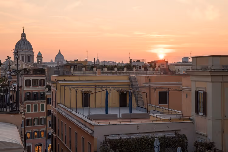 Dächer Roms und der Petersdom bei Sonnenuntergang
