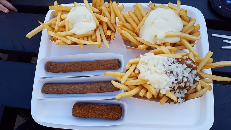 Tablett mit Pommes frites, Mayonnaise und Snacks