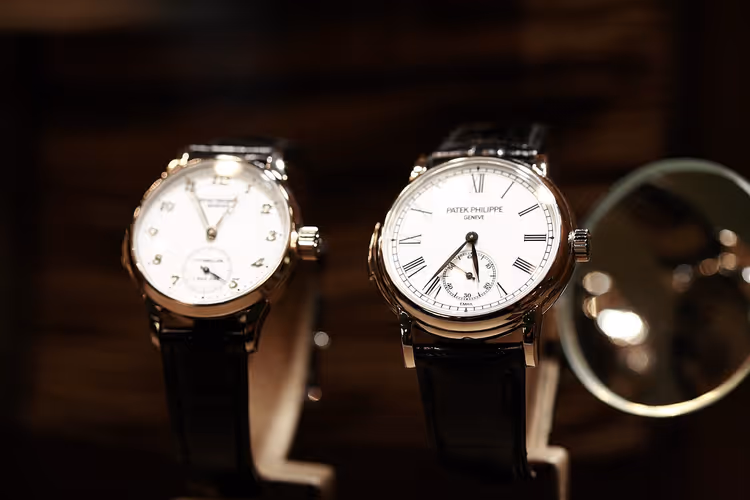 Два винтажных наручных часа Patek Philippe в витрине музея