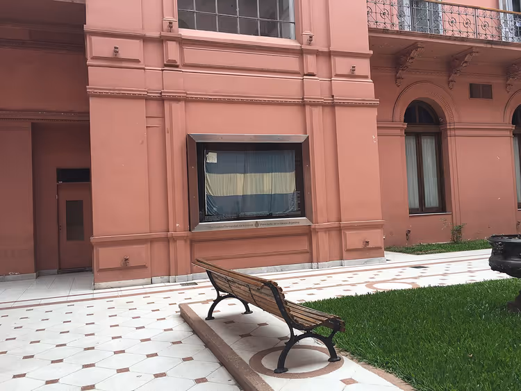 Pembe duvarları ve bankıyla Casa Rosada avlusu