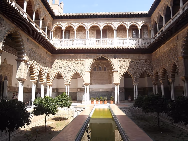 Patio de las Doncellas i Alcázar-palasset i Sevilla