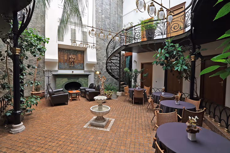 Merdivenli ve masalı Villa Mtiebi otel avlusu