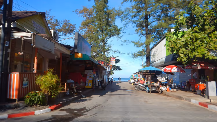 Улочка Патонга с кафе, ведущая к морю
