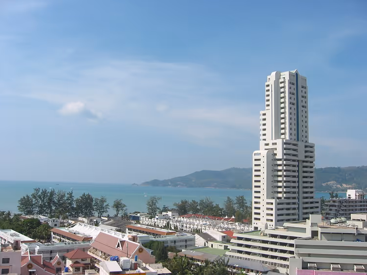 Patong Bucht mit einem Hochhausturm und Hotels
