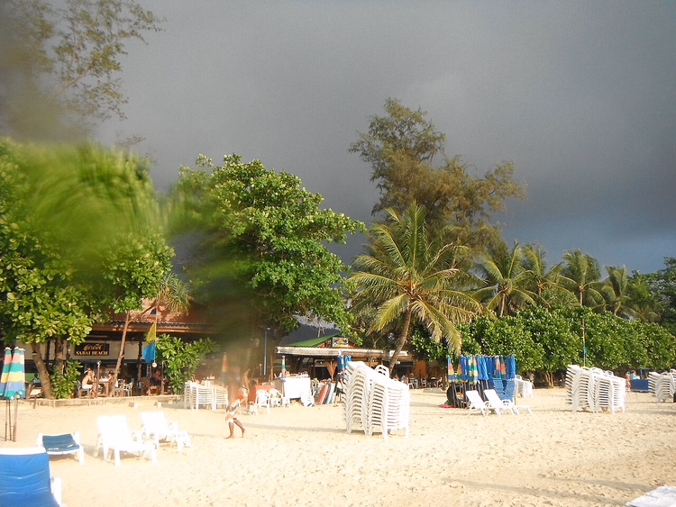 Patong Beach mit Liegen unter stürmischem Himmel