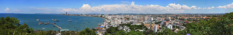 Panorama von Pattaya entlang der Bucht