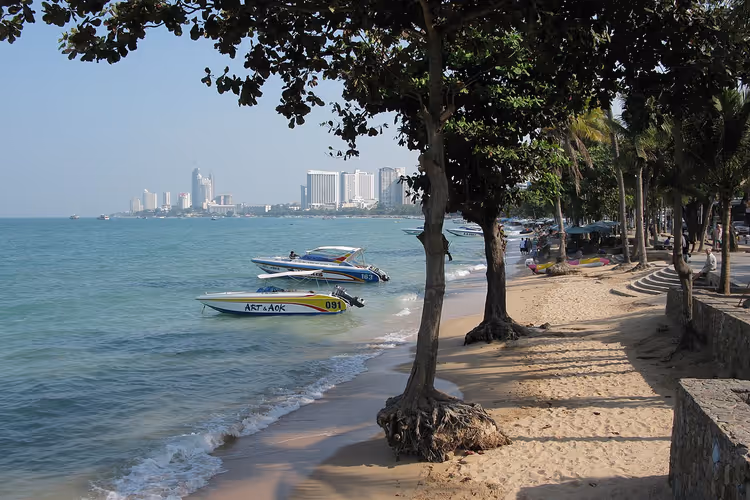 Pattaya Beach met bomen en boten