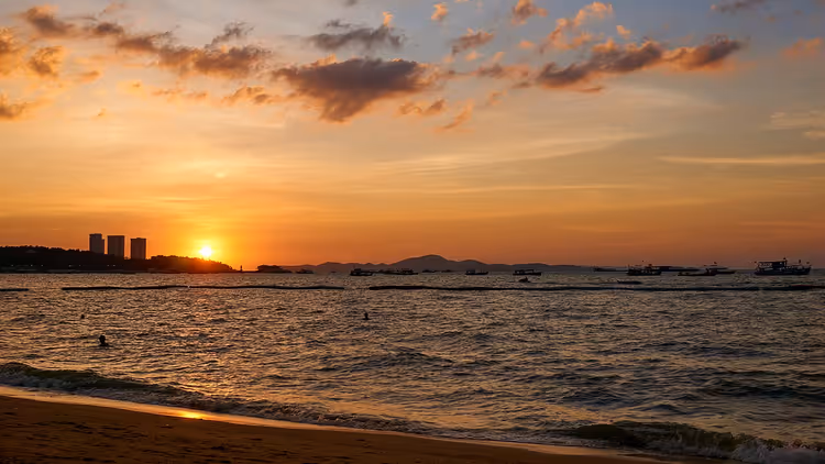 Zonsondergang boven de zee en het strand in Pattaya
