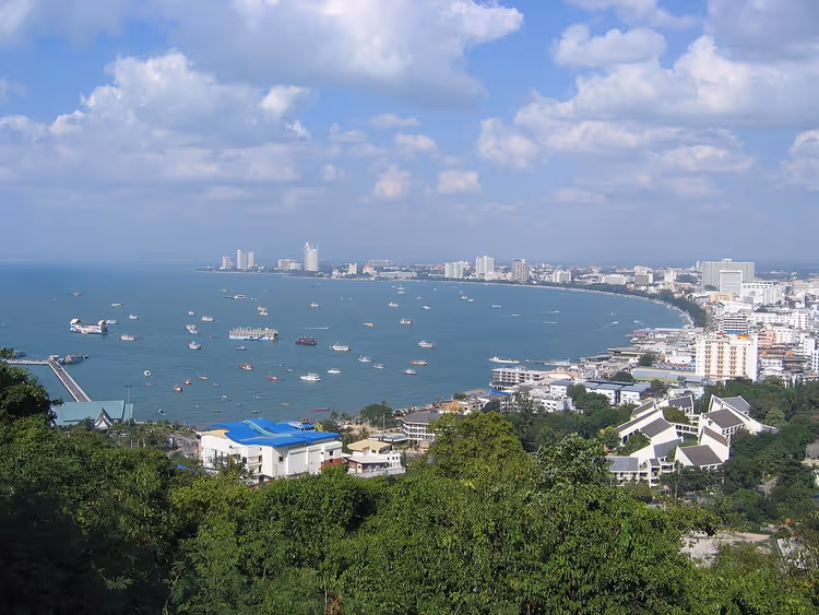 Panorama der Bucht von Pattaya vom Hügel aus, Stadt und Boote
