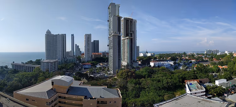 Panorama van Pattaya met hoogbouw en de zee