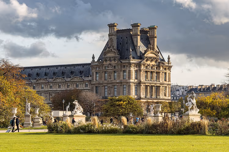 Gevel van het Pavillon de Flore bij het Louvre en beelden in de tuin