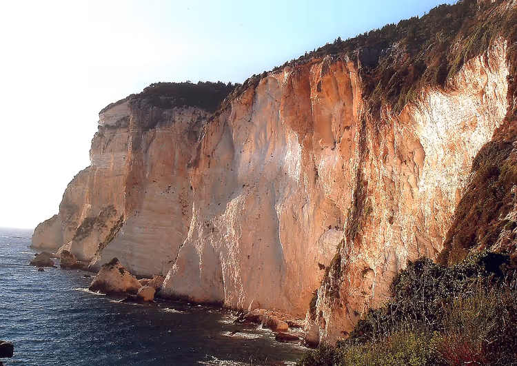 Witte kliffen en zee op Paxos