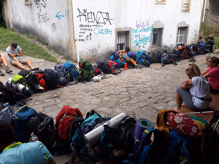 Sacs à dos et équipement de randonnée contre un mur