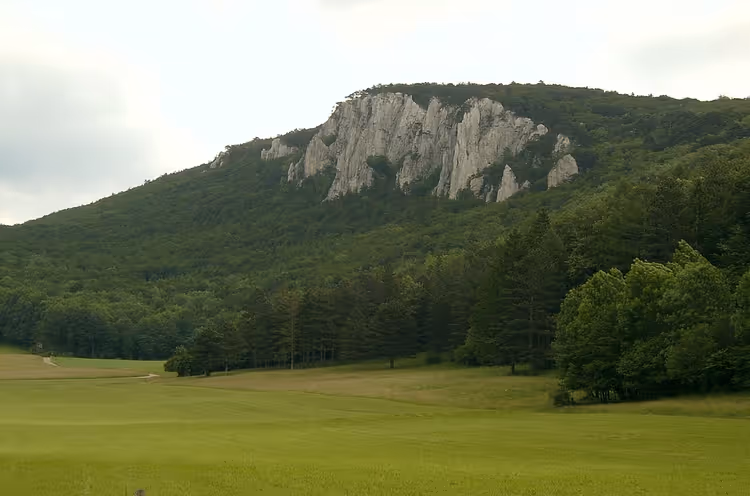 Det klippefylte fjellet Peilstein i Wienerwald
