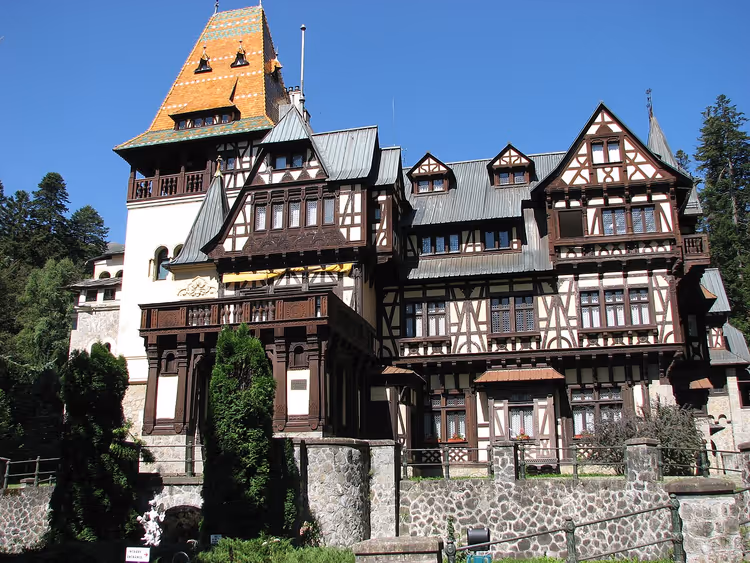 Pelișor slott blant trær i Sinaia