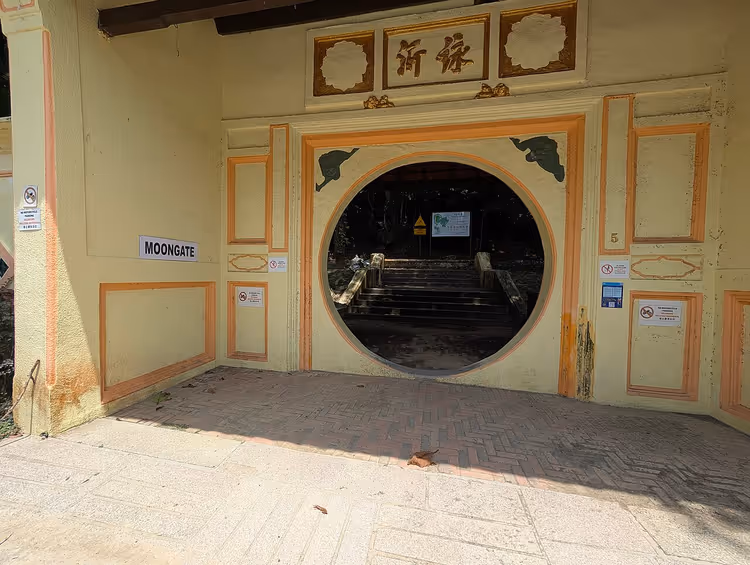 Moon Gate in een muur op Penang Hill