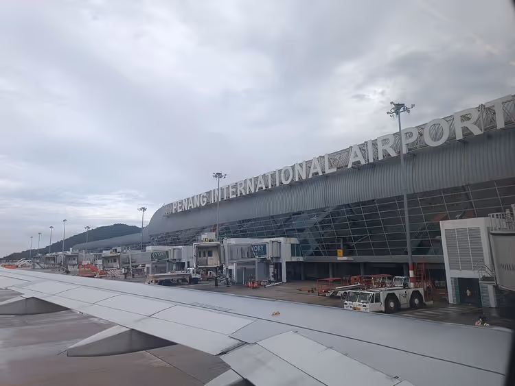 Luchtopname van de terminal van Penang Airport met bewegwijzering