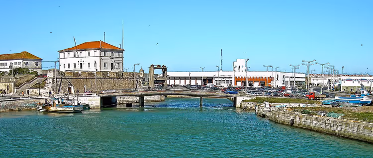 Panorama van de haven van Peniche met een brug en fort