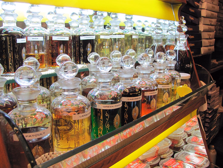 زجاجات عطر زيتي في واجهة متجر