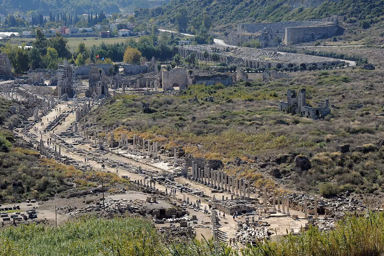 Sütunlu caddesiyle antik Perge kentinin kalıntılarının panoraması