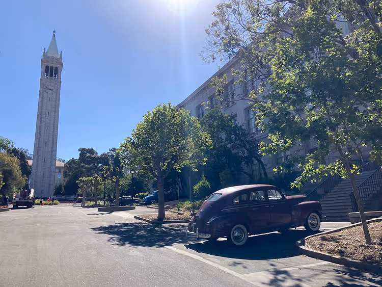 Retro auto op de Berkeley-campus bij de klokkentoren