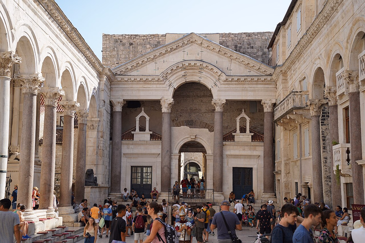 Peristyle van het Diocletianus-paleis met toeristen overdag