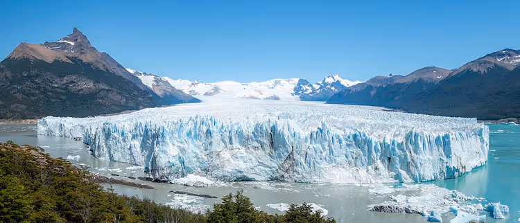 Gölün üzerinde Perito Moreno Buzulu'nun buz duvarı