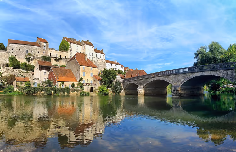 Altes Dorf Pesmes über dem Fluss Ognon