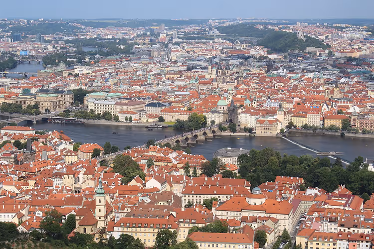 Panorama von Prag vom Petřín-Turm, Moldau