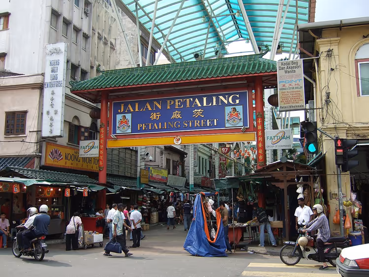 Kuala Lumpur'un Çin Mahallesi'nde Petaling Sokağı kemeri