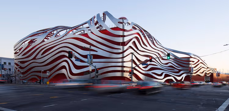 Здание Petersen Automotive Museum с волнистым фасадом