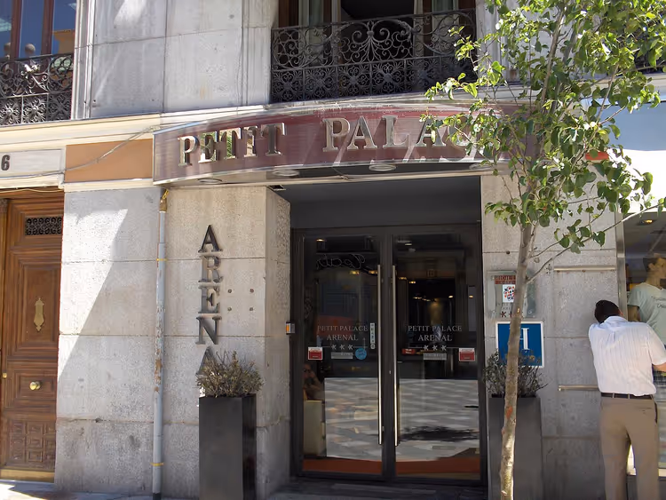 Tabelalı Petit Palace Arenal otelinin girişi