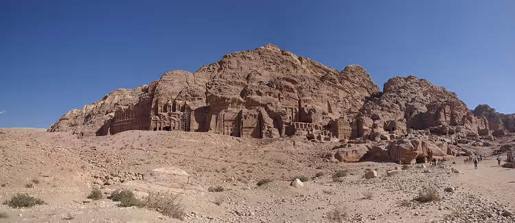 واجهات صخرية للبتراء القديمة في الصحراء