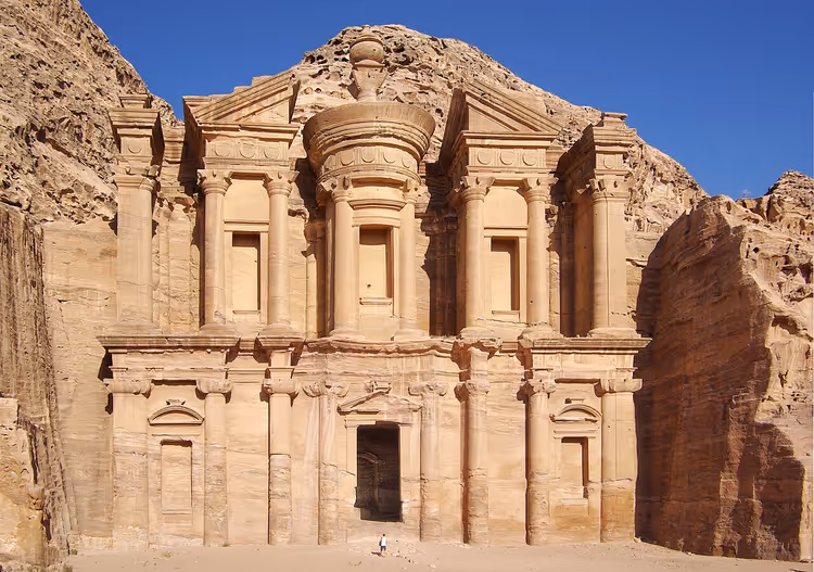 واجهة الدير المنحوتة في الصخر في البتراء