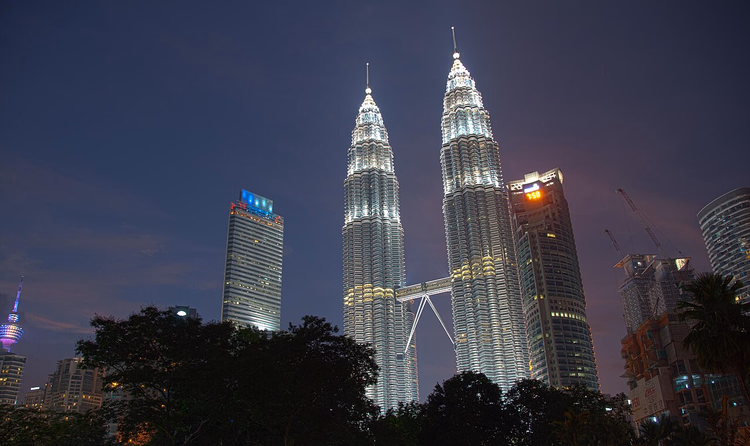 Gece Kuala Lumpur'da Petronas Kuleleri
