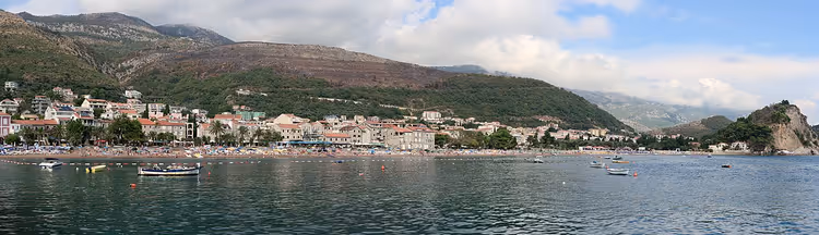 Panorama av Petrovac-bukta med by og fjell