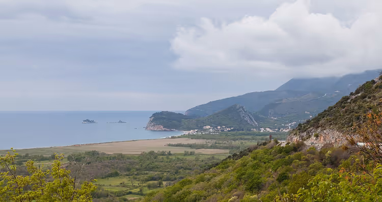 Panorama av Petrovac med to småøyer og fjell
