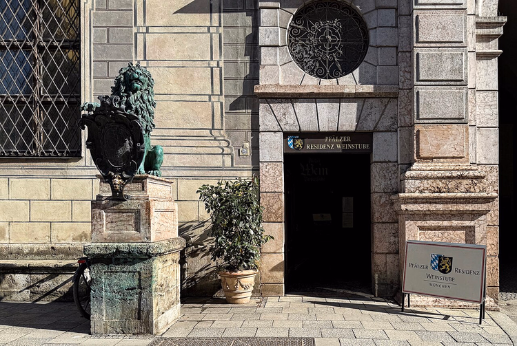 Eingang der Pfälzer Residenz Weinstube mit Schild