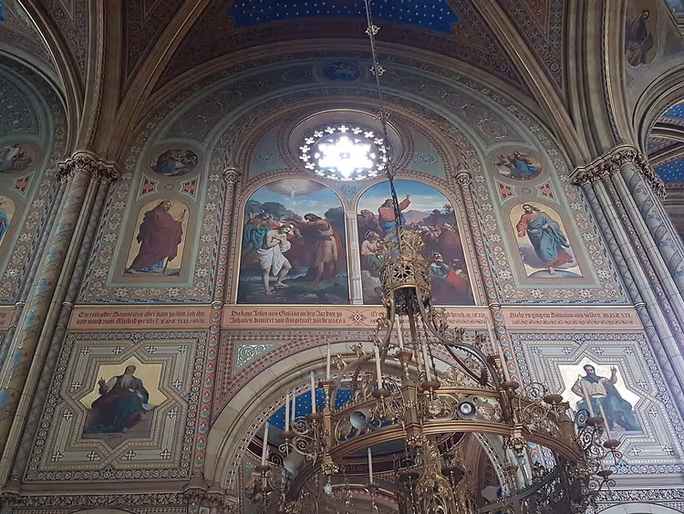 Intérieur frais de l'église d'Altlerchenfeld à Vienne