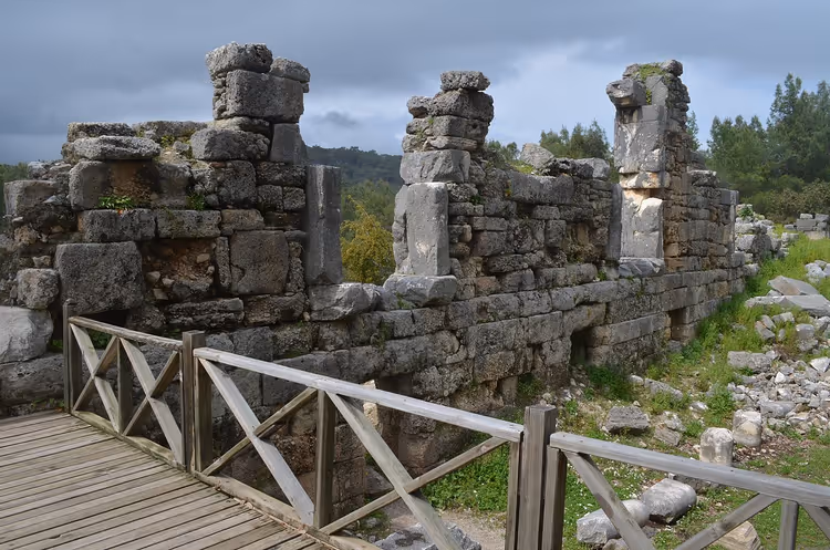 Ruinen der antiken Stadt Phaselis mit Holzsteg