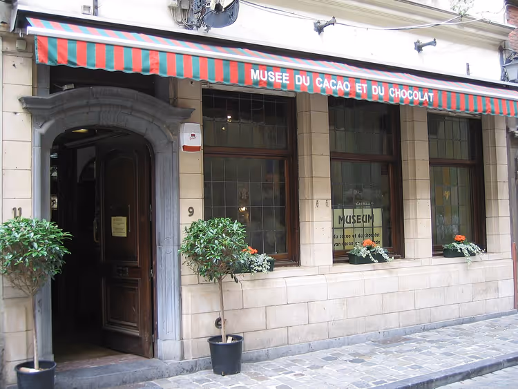Gevel van het Museum van Cacao en Chocolade met zijn uithangbord