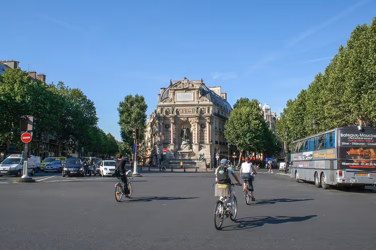 Place Saint-Michel met fontein, fietsers en bus